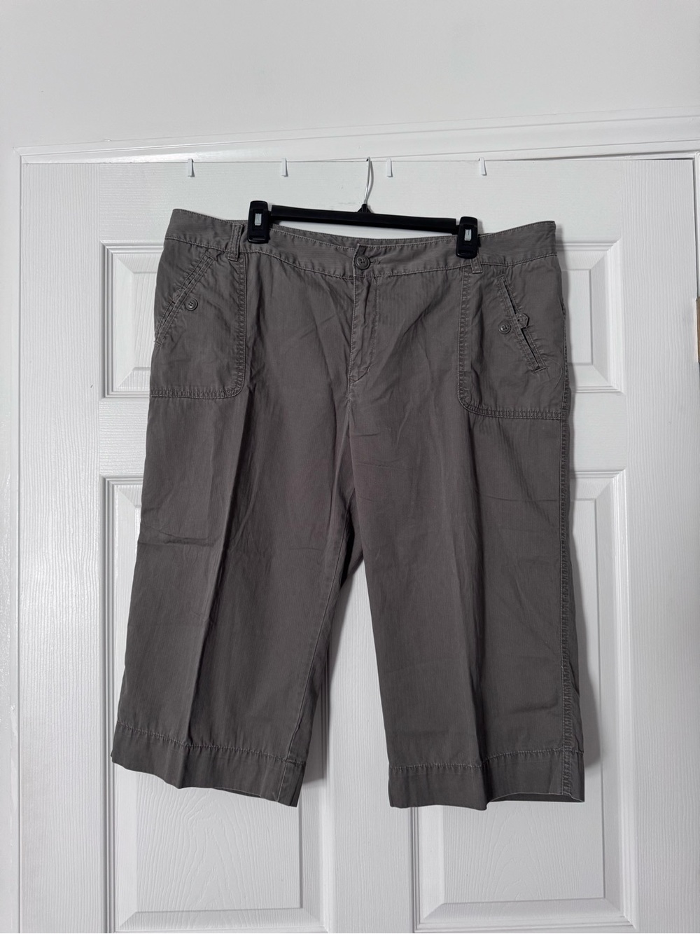 Women’s Gray Casual Capris